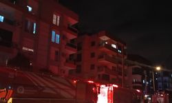 Dairede çıkan yangın apartman sakinlerini sokağa döktü