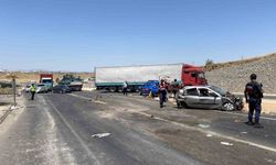 Diyarbakır’da iki tır ile otomobil çarpıştı: 1 ölü, 4 yaralı