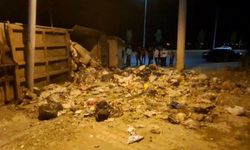 Diyarbakır’da virajı alamayan çöp kamyonu devrildi: 1 yaralı