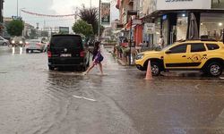 Düzce’de etkili olan sağanakta yollar göle döndü