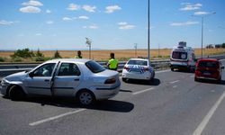 Edirne’de bariyerlere çarpan otomobildeki 2 kişi yaralandı