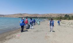 Elazığ’da gençler Hazar gölünde çevre temizliği yaptı