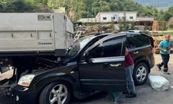 Giresun’da otomobil park halindeki tıra çarptı: 4 yaralı