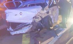 İki otomobilin çarpıştığı kazada 1 kişi öldü, 5 kişi yaralandı