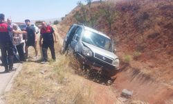 Kontrolden çıkan hafif ticari araç su sanalına uçtu: 2 yaralı