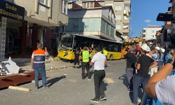 Pendik’te bina kolonuna çarpan İETT otobüsü kaza yerinden kaldırıldı