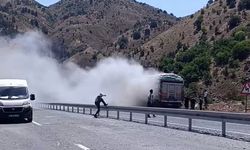 Seyir halindeki kamyondan yükselen dumanlar paniğe neden oldu