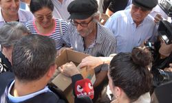 Sokağa bırakmaya kıyamadığı yavru köpeğini CHP Genel Başkanı Özel’e hediye etti