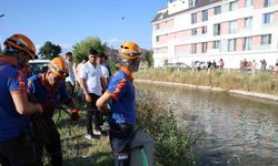 Suya düşen yabancı uyruklu çocuğu kurtaran şahıs akıntıya kapılarak kayboldu