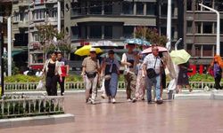 Taksim’de yerli ve yabancı turistlerin sıcak ile imtihanı