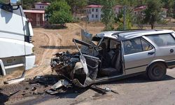 Tarsus’ta kamyon ile otomobil kafa kafaya çarpıştı: 1 yaralı