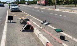 Trafik levhasına çarpan otomobil 50 metre savruldu