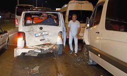 Tur minibüslerinin kazasında 4 araç hasar gördü, turistler büyük korku yaşadı