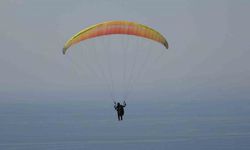 Van Gölü sahilinde yamaç paraşütü yarışması nefes kesti
