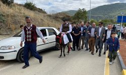 Sakarya'da arkadaşları damadı düğün salonuna eşekle götürdü