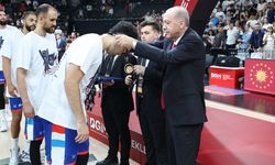 Cumhurbaşkanı Erdoğan, Anadolu Efes'e şampiyonluk kupasını verdi