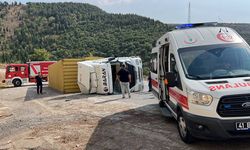 Kocaeli'de devrilen tırın sürücüsü yaralandı