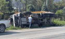 Devrilen hafriyat kamyonunun sürücüsü yaralandı