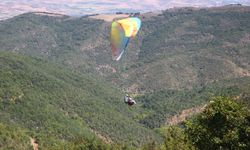 Yamaç paraşütüyle uçarken kemençe çaldı