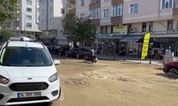 Asfalt yerinden söküldü, cadde sular altında kaldı