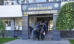 Batman’da sahte koruma kimlikli göçmen kaçakçısı yakalandı