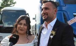 Damat, gelini nikah masasına vinçle getirdi