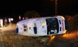 Elazığ’da ambulans şarampole devrildi: 3 yaralı