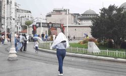 Etkili yağışa Taksim’de yakalanan vatandaşlar zor anlar yaşadı