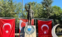 İl Milli Eğitim Müdürlüğüne ait çelenk Atatürk Anıtı’nda unuttu