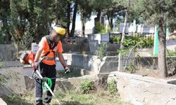 Mezarlıklarda bakım ve onarımı yapılıyor