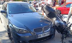 Motosikletin otomobilin üzerine çıktığı kazada sürücü ağır yaralandı