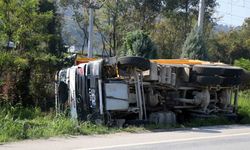 Sakarya’da toprak yüklü kamyon yol kenarına devrildi: 1 yaralı