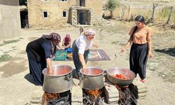 Yüksekovalı kadınlar kış hazırlıklarına başladı: Dışarıya kazanlar kuruldu, salça ve menemen yapıldı