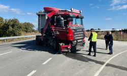 Çanakkale'de beton mikseri ile tırın çarpışması sonucu 1 sürücü yaralandı