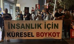 İsrail’in saldırıları Starbucks önünde protesto edildi