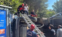 Sakarya'da devrilen atık yüklü tırın sürücüsü yaralandı