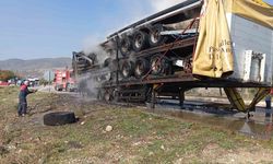 Amasya’da hurda yüklü tırın dorsesi alevlere teslim oldu