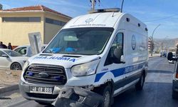 Ambulans ile otomobil çarpıştı: 1 yaralı