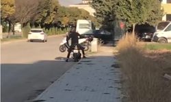 Arızalanan motosikleti, motosiklet ile taşımaya çalıştı