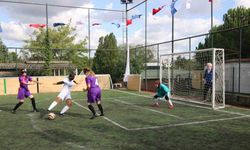 Görme engelli kadın futbolcularla yer yerinden oynadı