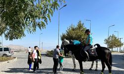 Harput’ta Atlı Jandarma Timi’ne yoğun ilgi