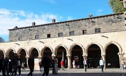 Kaliforniya’dan gelen 81 yaşındaki kadın Diyarbakır Ulu Cami’ye hayran kaldı