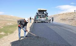 Muş’ta yollar sıcak asfaltla kaplanıyor