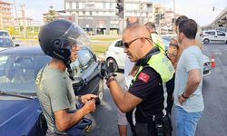 Otomobille çarpışan motosikletli kendisini iyi hissetmeyip hastaneye kaldırıldı