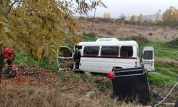 Balıkesir'de zincirleme trafik kazasında minibüste sıkışan yaralı sürücü kurtarıldı