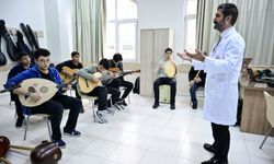 İlkokul öğretmeninin yönlendirmesiyle tanıştığı musiki sayesinde derslerini daha verimli işliyor