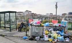 Maltepe'de işçilerin grevi nedeniyle sokaklarda çöp yığınları oluştu