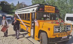 700 bin TL harcadığı hayalindeki ’School Bus’ı gelin arabası yaptı