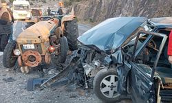 Balıkesir’de traktör ile otomobil kaza yaptı: 2 ölü