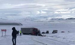 Buzlanma yüzünden kayan tır yolu trafiğe kapattı